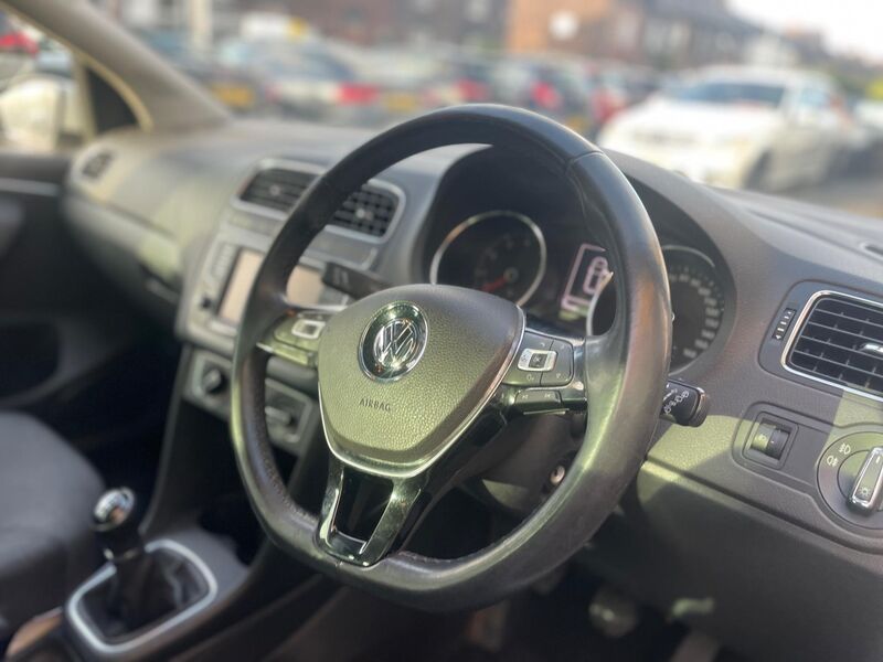 VOLKSWAGEN POLO