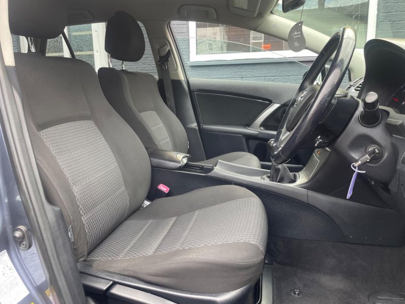 TOYOTA AVENSIS