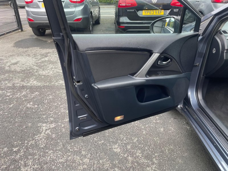 TOYOTA AVENSIS