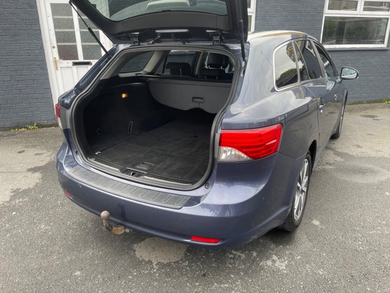 TOYOTA AVENSIS