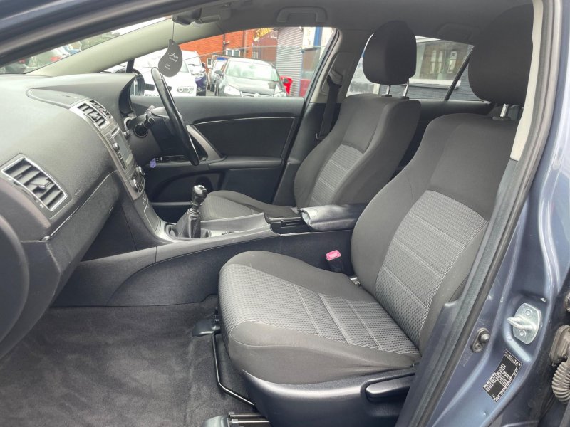 TOYOTA AVENSIS