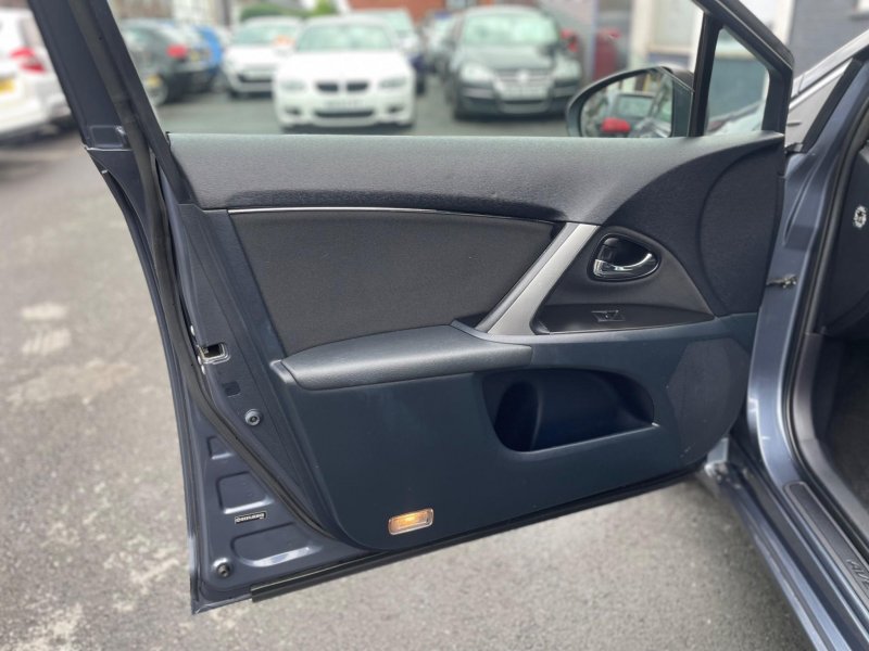 TOYOTA AVENSIS