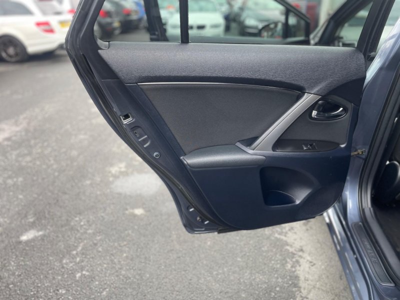 TOYOTA AVENSIS