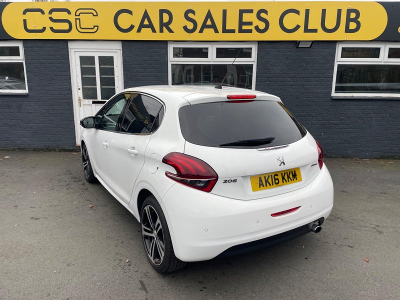 PEUGEOT 208