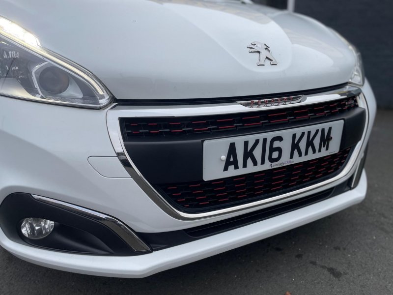 PEUGEOT 208
