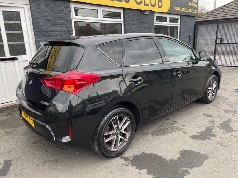 TOYOTA AURIS