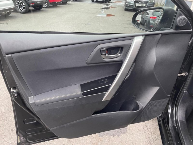 TOYOTA AURIS