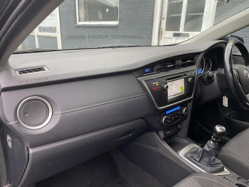 TOYOTA AURIS